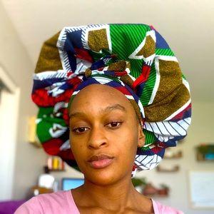 Multicolor satin lined bonnets with ties